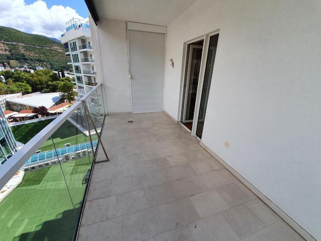 Luxury 3 Bedroom Flat In Tre Canne Next To The Apartment Budva